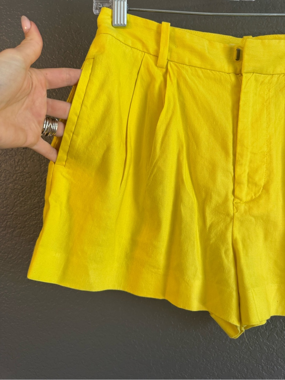 ALICE & OLIVIA • Conry Linen Pleated Shorts Yellow High rise - size 2 - Picture 5 of 7